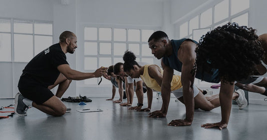 Grupo de pessoas realizando treino funcional